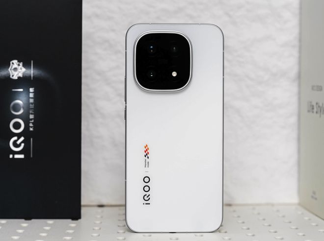 一加 15同为直屏旗舰手机配置分析不买错麻将胡了2游戏入口iQOO 15 vs(图2)